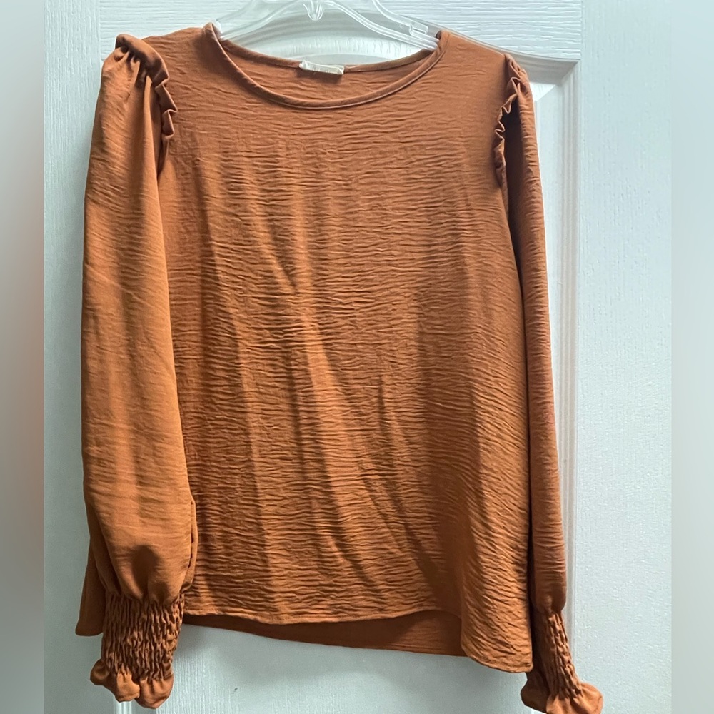 Les Amis burnt orange blouse with ruffle detail on shoulders. Size small.